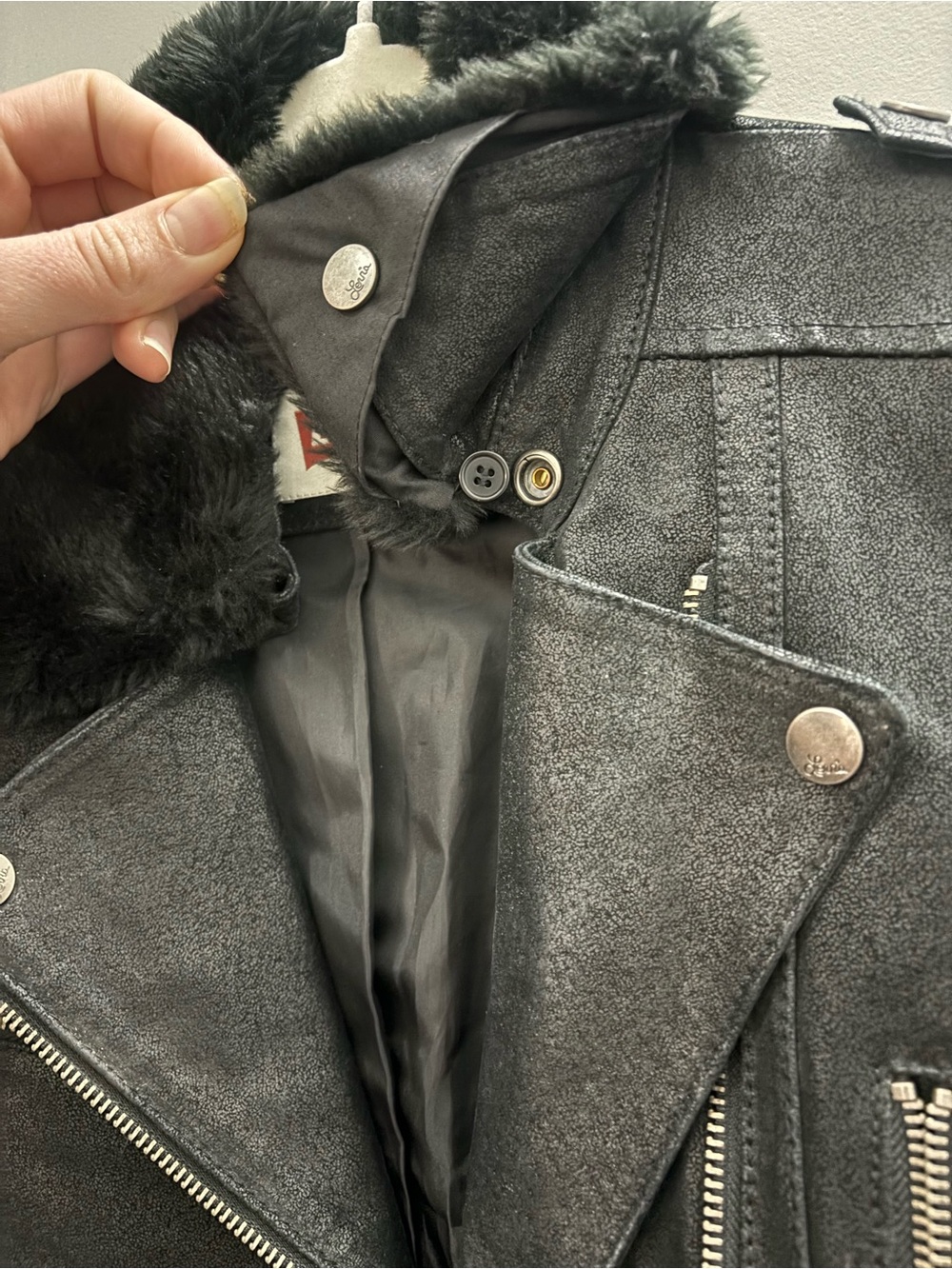Levi's 100% genuine Leather Moto Jacket with a detachable faux fur collar. Small - Picture 6 of 7